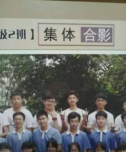 蔡徐坤上學照片曝光，到底有沒有整容一目了然了