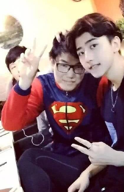 蔡徐坤上學照片曝光，到底有沒有整容一目了然了