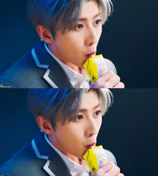 蔡徐坤上學照片曝光，到底有沒有整容一目了然了