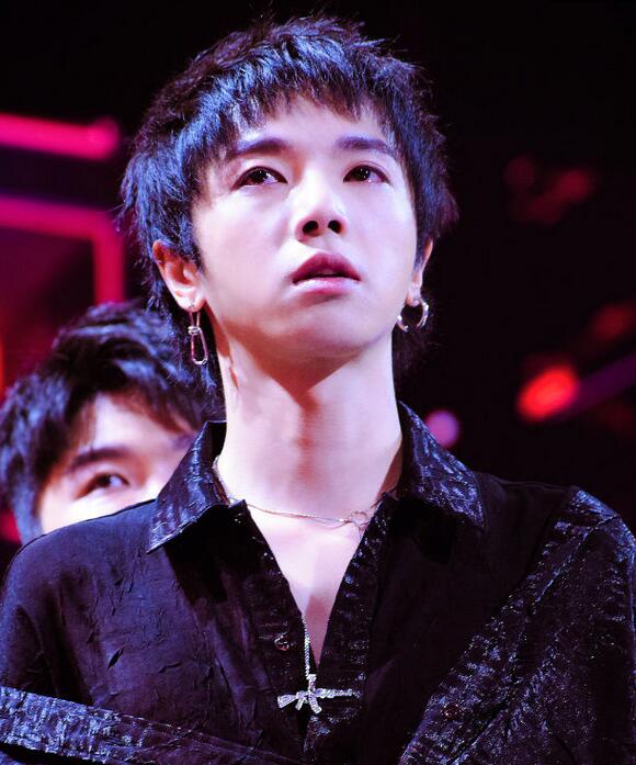 華晨宇整容前后照片 華晨宇做了下頜角整形？