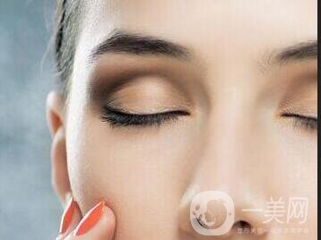 玻尿酸填充淚溝