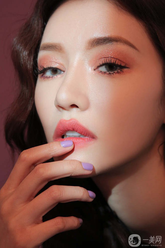 關(guān)于眼睛眼皮的單雙問題，真的是審美各異了，有的人覺得單眼皮會顯得更有個性，而雙眼皮會覺得萌萌噠，但在大多數(shù)人的眼里，還是覺得雙眼皮的眼睛更能放電，更好看有魅力，所以雙眼皮手術(shù)做的也越來越多，*常見的就是*割雙眼皮手術(shù)了，*迫切的問題，*割雙眼皮的價格要多少錢呢?