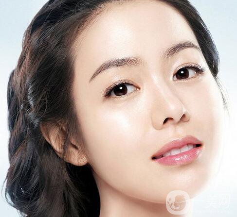 想做綜合隆鼻修復(fù) 它的手術(shù)價(jià)格是多少？