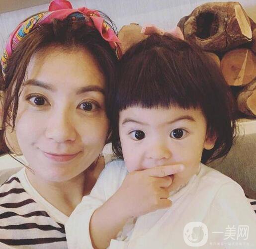 賈靜雯、迪麗熱巴的雙眼皮是不是割的 看了這個(gè)你就明白了