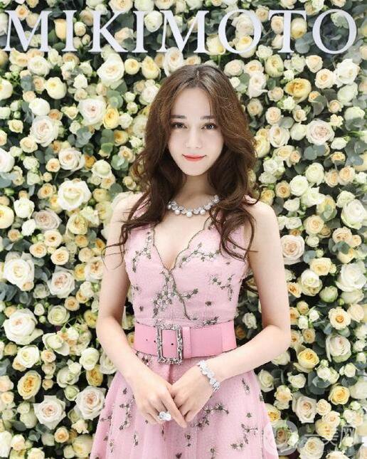 賈靜雯、迪麗熱巴的雙眼皮是不是割的 看了這個(gè)你就明白了