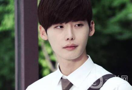 李鐘碩承認(rèn)整容：李鐘碩整容前后照片