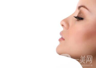 風靡全*的隆鼻手術