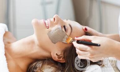 黑頭的原因是什么?該如何預(yù)防和調(diào)節(jié)黑頭?