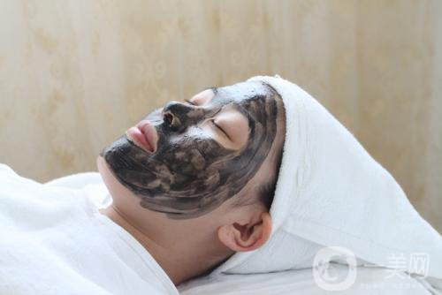 黑臉娃娃縮小毛孔和白瓷娃娃那個(gè)好