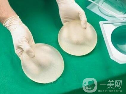 假體隆胸的技術(shù)目前已經(jīng)比較成熟，有些愛美的女士在胸部位置，想要借助假體，來擴(kuò)大胸部的*果。 為了讓自己能夠突出獨(dú)特象征的身材，想到的方法就是選擇進(jìn)行假體隆胸手術(shù)，通過做假體隆胸手術(shù)，可以讓我們擁有傲人的身姿。毛面隆胸假體外層有組紋，有種磨砂的手感，它的其在特點(diǎn)是可允許組織粘在表面，這樣*降低包膜縮小的可能，其中相對(duì)價(jià)格比其他的貴一些。