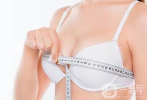 自體脂肪填充胸部