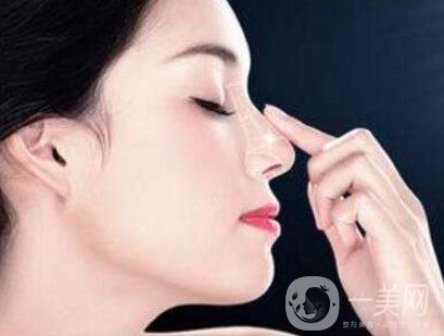  現(xiàn)在的女性大都愛美，都希望擁有白皙細膩的皮膚，但往往不受人自身的意志所控制，在臉上長出各種各樣或多或少的斑點。那么斑是怎么形成的呢？它的形成既有內(nèi)部原因也有外部因素的影響。當一個人處于高壓力的狀態(tài)下，或新陳代謝較為緩慢，內(nèi)分泌失調(diào)，家族遺傳等因素都會形成色斑，外部原因諸如紫外線照射，不良的清潔習慣等都是生成色斑的因素。 在各種祛斑方式里。激光祛斑也成了多數(shù)深受其影響之人的選擇，那么做此選擇之人*為關(guān)心的問題就是激光祛斑好嗎？我們下面了解下激光祛斑。 激光祛斑的原理是細胞中的黑色素快速吸收激光后，產(chǎn)生極高的溫度，來粉碎氣化后的黑色素，*終被自身的吞噬細胞吞噬、清除，從而排出體外，激光祛斑就是用不同的激光在斑點部位透過表層皮膚直接作用于黑色素細胞，將其破壞排出。由于色斑種類不同，進行的手術(shù)次數(shù)也不同。 不同波長的激光針對不同的色斑，產(chǎn)生的能量也各不相同，對疼痛的刺激也不盡相同，有的需要打麻藥或敷麻藥，有的則可直接進行調(diào)節(jié)，視情況的不同或者患者自身實際需求做出相對應(yīng)的調(diào)節(jié)手術(shù)。 激光祛斑法是具有針對性的，相對更*一些。只有病變的細胞才會吸收與其相對應(yīng)的激光，而其余無斑點的皮膚是不會受損傷的，因而正常情況下激光祛斑是不會在皮膚上留疤痕的。先進的激光技術(shù)還可以做到控制激光所到達的皮膚深度，脈沖可調(diào)節(jié)，從而能夠降低皮膚的損傷程度到*低程度。采用激光祛斑術(shù)后，不僅能清除面部斑點，同時光子具有嫩膚特性，利用這一特性還可改良膚質(zhì)，消除細小皺紋的作用。 但不得不說的是，任何手術(shù)都是有風險的，有可能會引發(fā)并發(fā)癥。建議愛美者選擇可靠的醫(yī)療機構(gòu)進行祛斑手術(shù)，降低風險祛斑手術(shù)的*性。