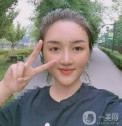 在我剛剛做完面部提升手術(shù)出來的時(shí)候，自己的臉部包裹著紗布，戴著頭套