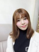 因?yàn)榇蠹叶颊f(shuō)我的法令紋特別的明顯，做一個(gè)去法令紋的手術(shù)，就可以像變了一