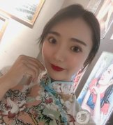 其實(shí)仔細(xì)看我的皮膚，雖然面部松弛還不是特別嚴(yán)重，但是仔細(xì)看會(huì)有很多明顯