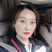 做完拉皮手術(shù)已經(jīng)有兩天的時間了。現(xiàn)在的我還在醫(yī)院里，醫(yī)生已經(jīng)給我換上了