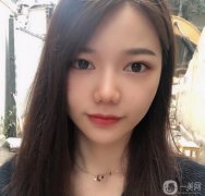 一直特別不滿意他的下巴，短下巴看起來肉肉的