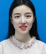 因?yàn)檠例X不好看，自拍的時(shí)候不想露出牙齒，不敢笑