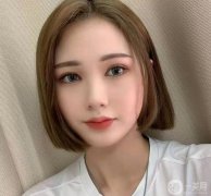 后來知道了整形醫(yī)院，一開始對切開雙眼皮有點抵觸，有點害怕