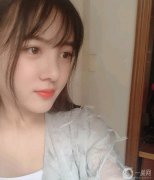 終于得到了夢寐以求的雙眼皮手術(shù)，因為原來的雙眼皮太薄，兩邊的雙眼皮太丑