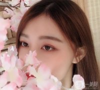 后來看到身邊的朋友開始做雙眼皮，效果很自然，就像生下來一樣