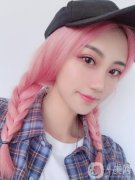 拿出和沒有做眼綜合手術(shù)之前的照片進行對比，差別實在是太大了