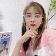 現(xiàn)在的我是在醫(yī)院里做了面部拉皮手術(shù)，終實(shí)現(xiàn)現(xiàn)在自己的年輕漂亮的樣子