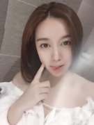 現(xiàn)在是雙眼皮修復(fù)后的第八天，也是拆線后的第二天，雖然眼睛還是有點(diǎn)腫，但