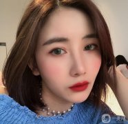 我用棉簽擦了擦鼻子，做了一些術(shù)后護(hù)理