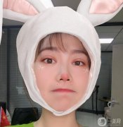 手術(shù)前我的眼睛真的是純單眼皮，完全沒有雙眼皮的跡象，整個(gè)人顯得有些呆滯