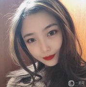 現(xiàn)在臉上的痘印和痘斑褪得多了，皮膚白多了，細(xì)膩多了，妝也沒有卡粉了