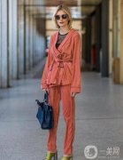 夏日街頭，睡衣風(fēng)穿搭成為時尚新寵