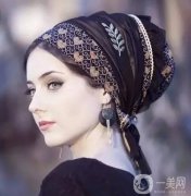 迷你絲巾與頭巾的新潮綁法，增添造型亮點(diǎn)