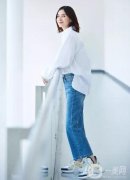 小花宋佳的夏日穿搭秘籍：白+藍(lán)的魅力與個(gè)性