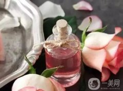 玫瑰精油滴肚臍：美容養(yǎng)顏、調(diào)理身體的好處