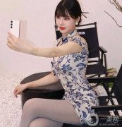 藍(lán)色短碎花旗袍與灰色襪子的韻味搭配，穿越時(shí)空的美麗印記