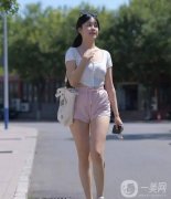 夏日魔法穿搭：白色低胸開(kāi)衫搭配粉色短褲，展現(xiàn)女性魅力