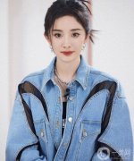 楊冪引領(lǐng)時(shí)尚潮流，靛藍(lán)穿搭展現(xiàn)獨(dú)特魅力