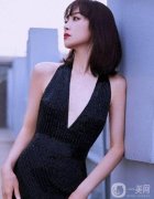 宋茜身著深V領(lǐng)裙展現(xiàn)性感高雅魅力，雨中漫步引爆全場(chǎng)焦點(diǎn)