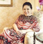 艷麗與花哨？不，向太展示了真正的貴婦穿搭