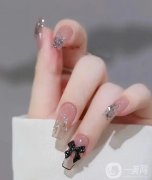 日本女生鐘愛(ài)蝴蝶結(jié)美甲：可愛(ài)與個(gè)性的融合