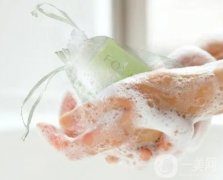 肥皂洗臉對(duì)皮膚的影響：利弊與建議