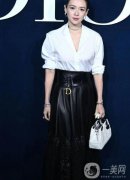 白襯衫與黑色皮裙：時尚界的永恒經典組合