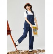 背帶牛仔褲在秋冬季的時尚穿搭：風衣、西裝、皮衣和休閑針織衫的組合