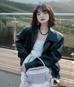 穿上這款皮夾克，讓你成為冬日的時(shí)尚先鋒!