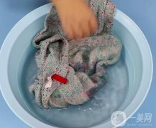 白醋的神奇力量：恢復(fù)羊毛衫縮水的秘訣