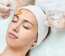 自刷酸風(fēng)靡背后的醫(yī)療風(fēng)險(xiǎn)：刷酸并非皮膚改良的萬靈藥