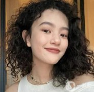 全頭燙羊毛卷：女性時(shí)尚與力量的融合