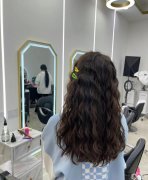 流行燙發(fā)發(fā)型推薦：蓬松瘦臉顯發(fā)量的魅力秘訣