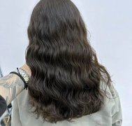 全頭燙長卷發(fā)：打造時尚自信的小臉神器